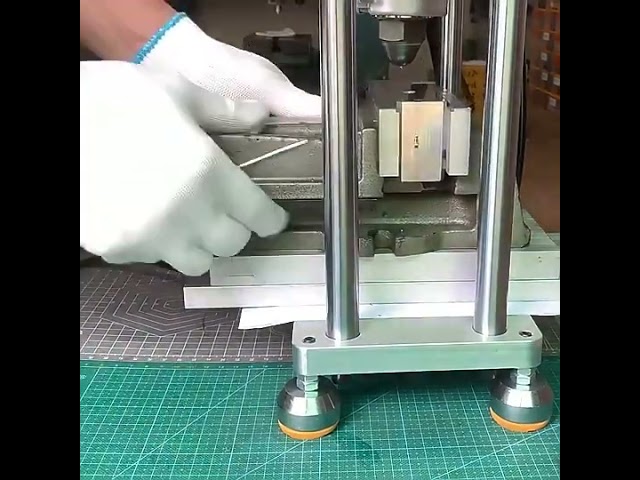 Vertical Small Plastic Injection Molding Machine | 10g 20g Plastic Molder